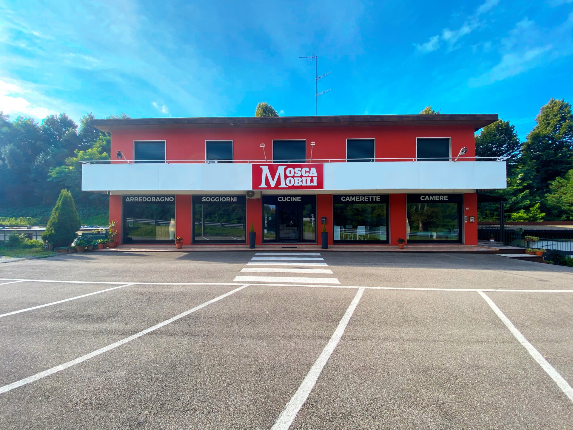 Ingresso del Negozio di Arredamento Mosca Mobili a Como.